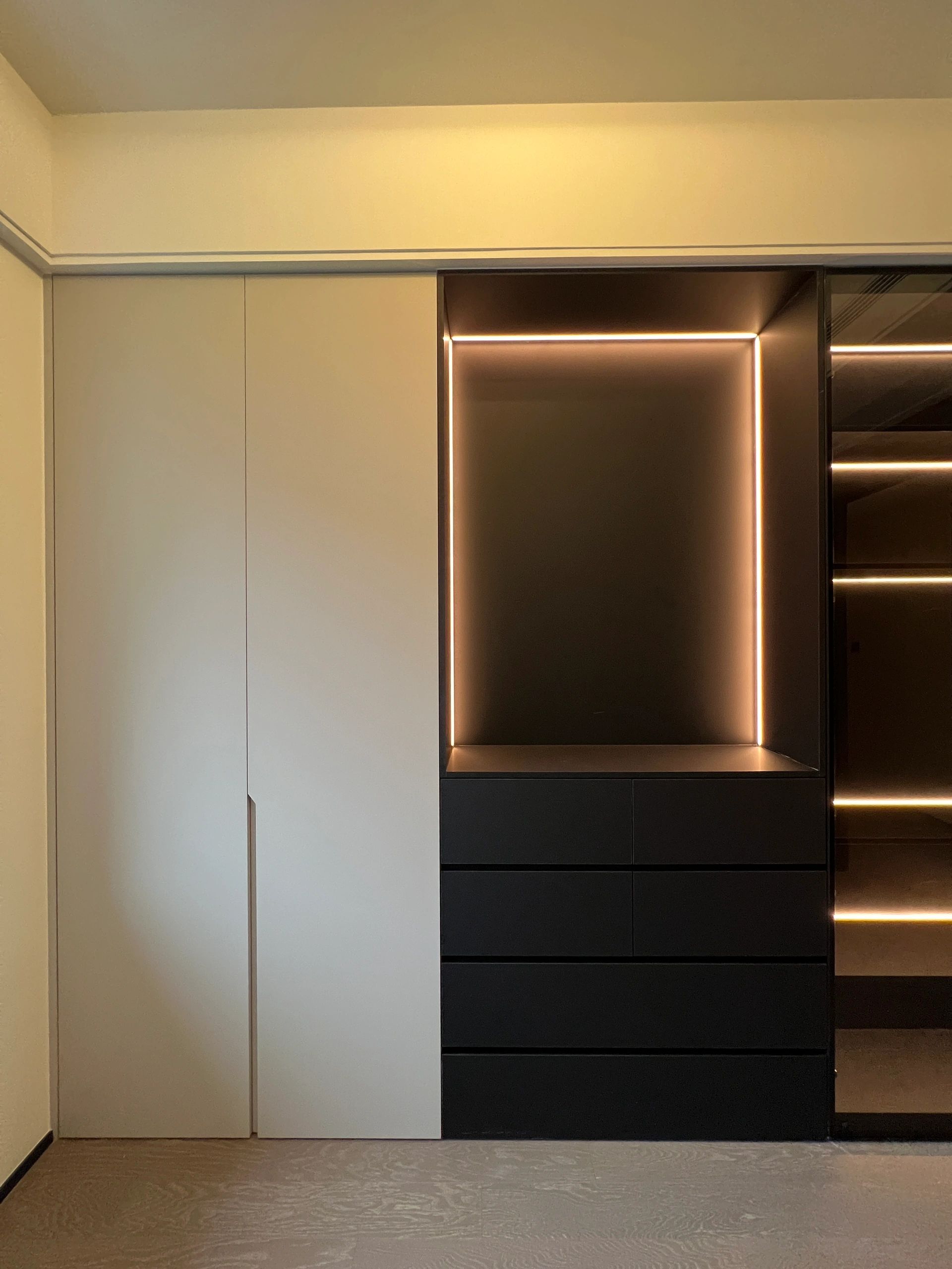 镜柜灯带安装技巧：两侧好看还是镜子面上好看？