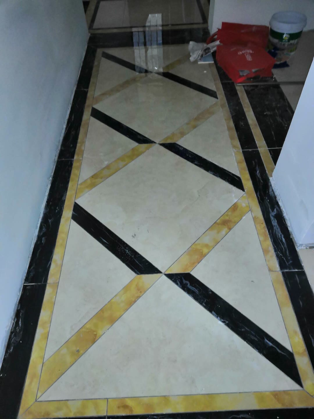 客厅餐厅铺什么材料美观静音又防滑？