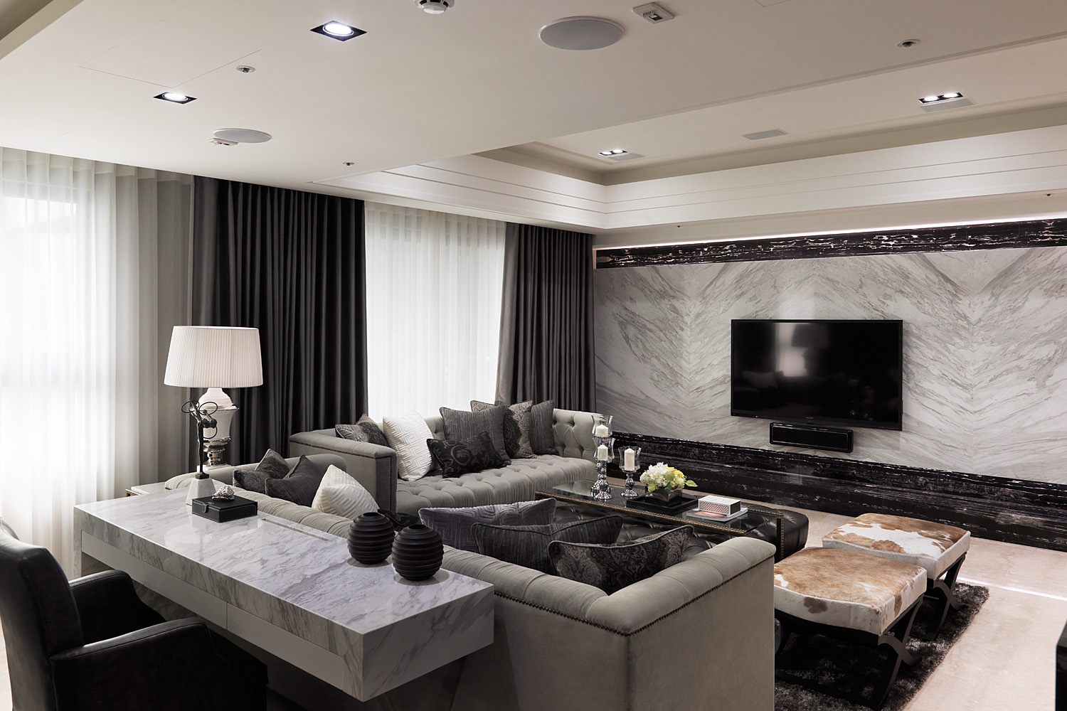 黑色皮沙发搭配什么茶几好？让您的客厅尽显高级感