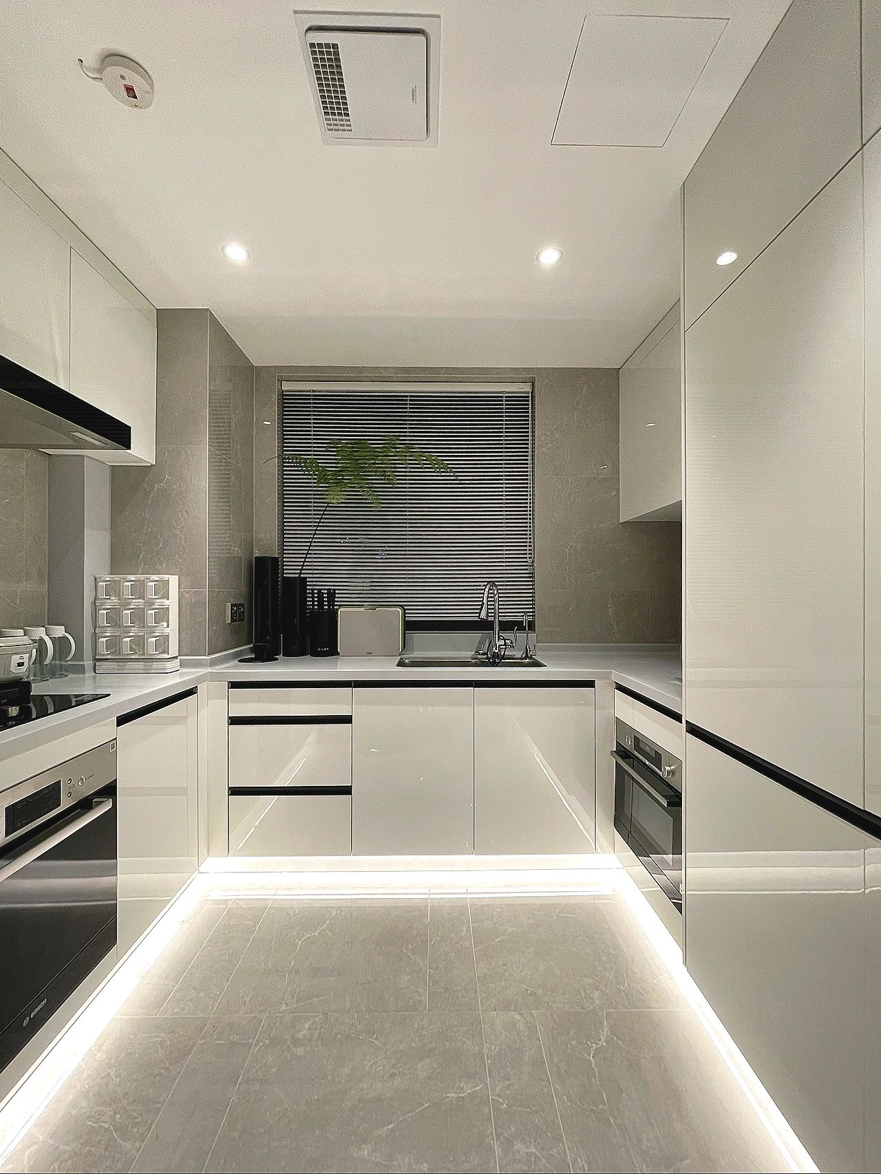 厨房台面选黑色、白色还是灰色？实用与美观兼顾