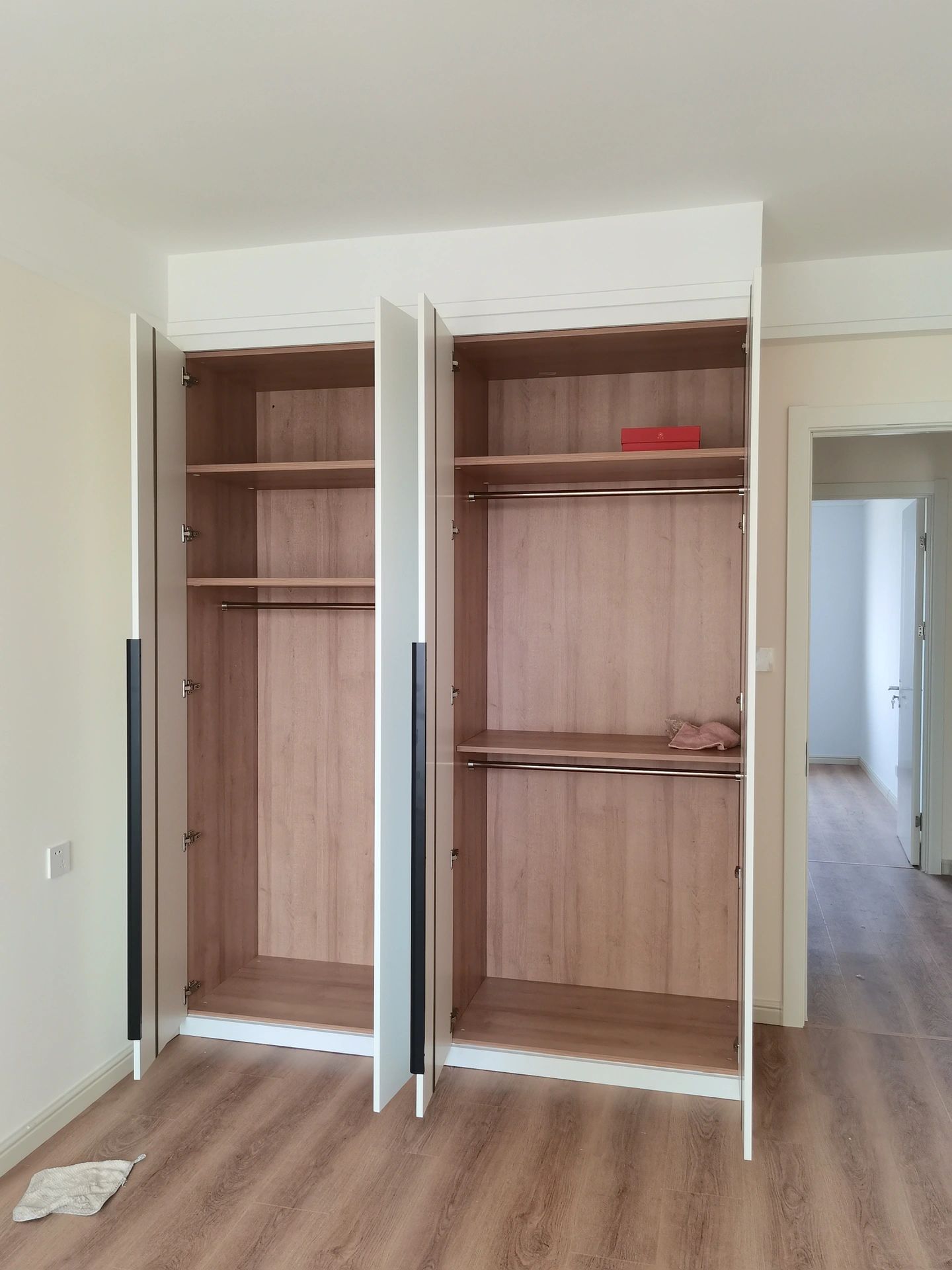 大衣柜改成书桌：空间改造的创意解决方案