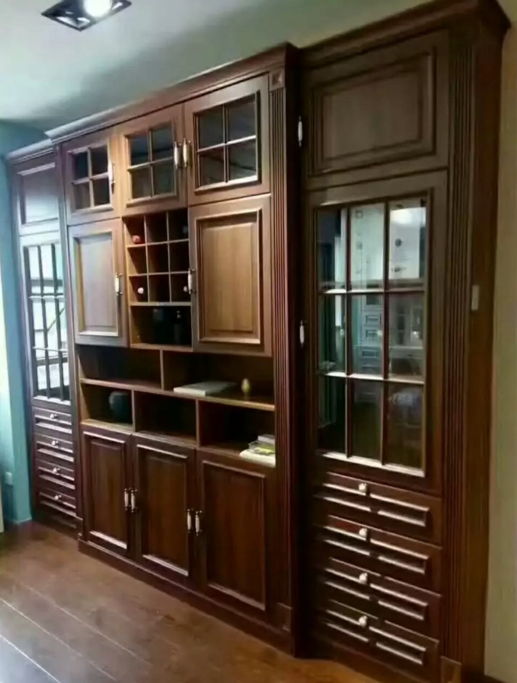 咖啡色柜子搭配窗帘建议，打造温馨空间