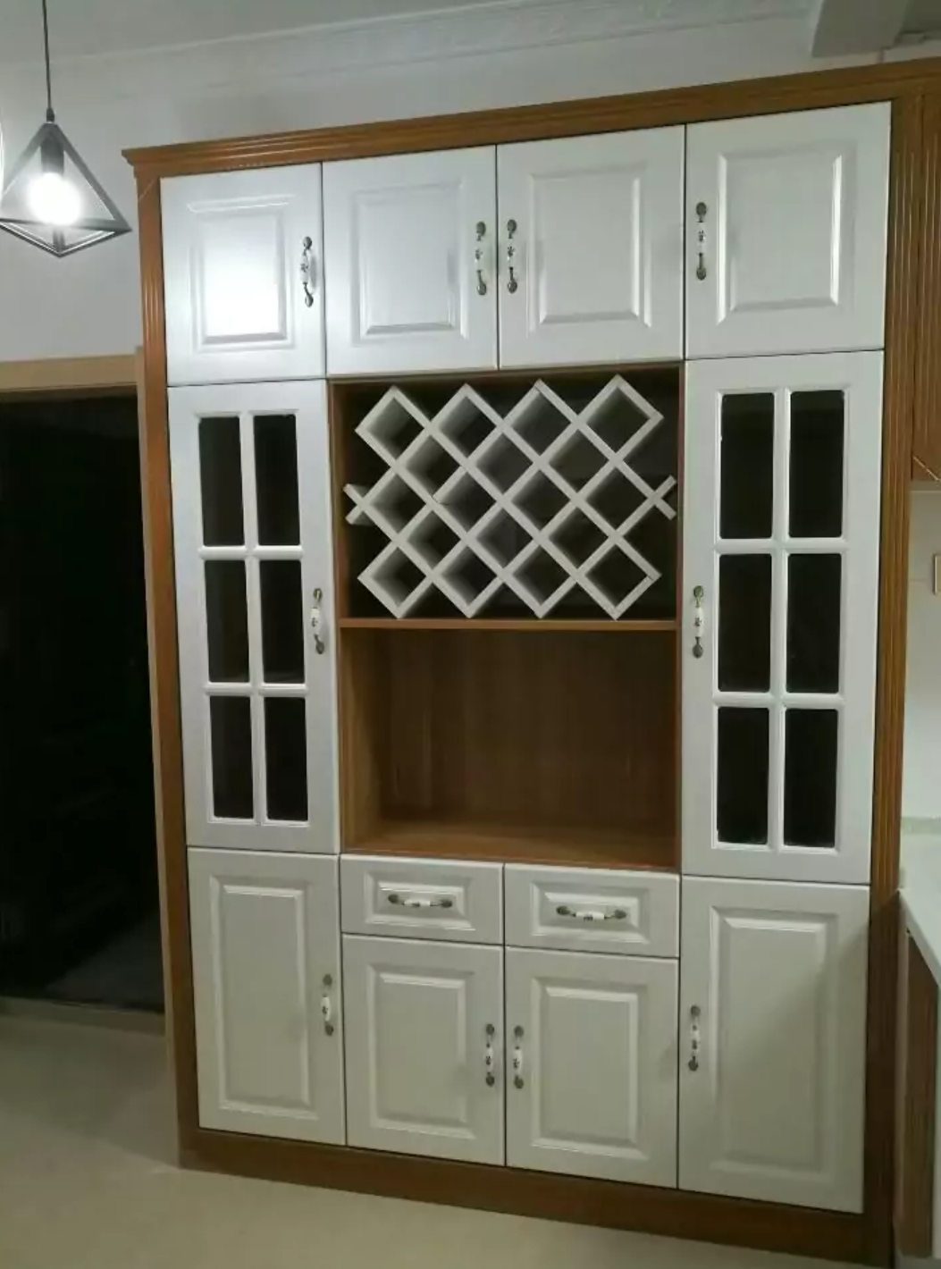 酒柜是否应该安装门？优缺点分析与设计建议