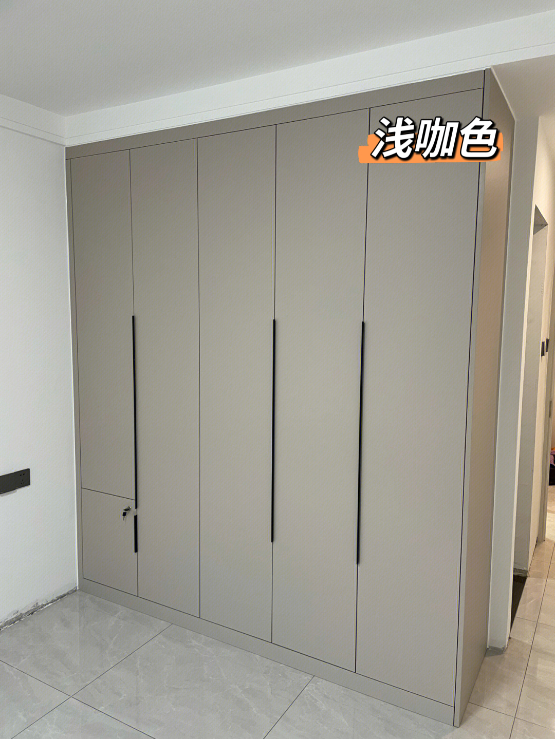 灰白色门板搭配衣柜柜体颜色的最佳选择