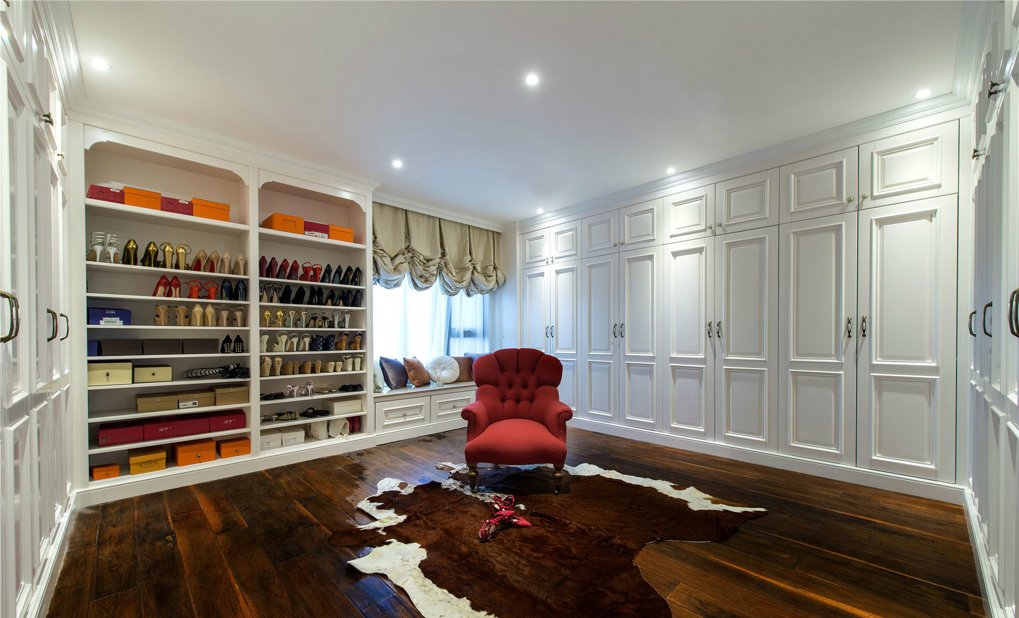 深红色地板搭配什么颜色地毯，打造完美家居配色方案