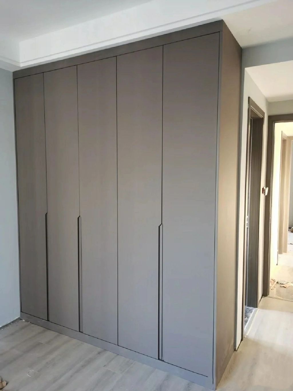 玉雾灰衣柜搭配木门指南，提升家居颜值