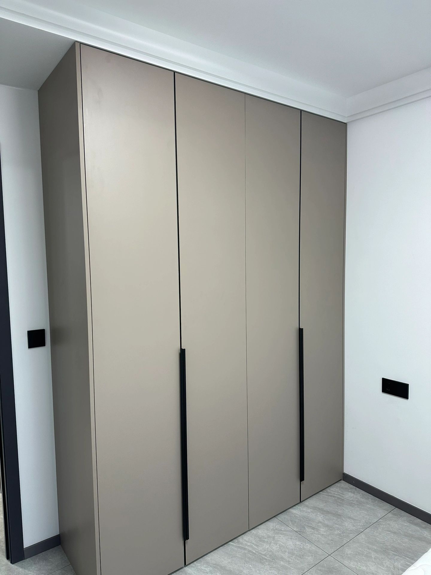 卫生间门选择：推拉门与平开门哪个更好？