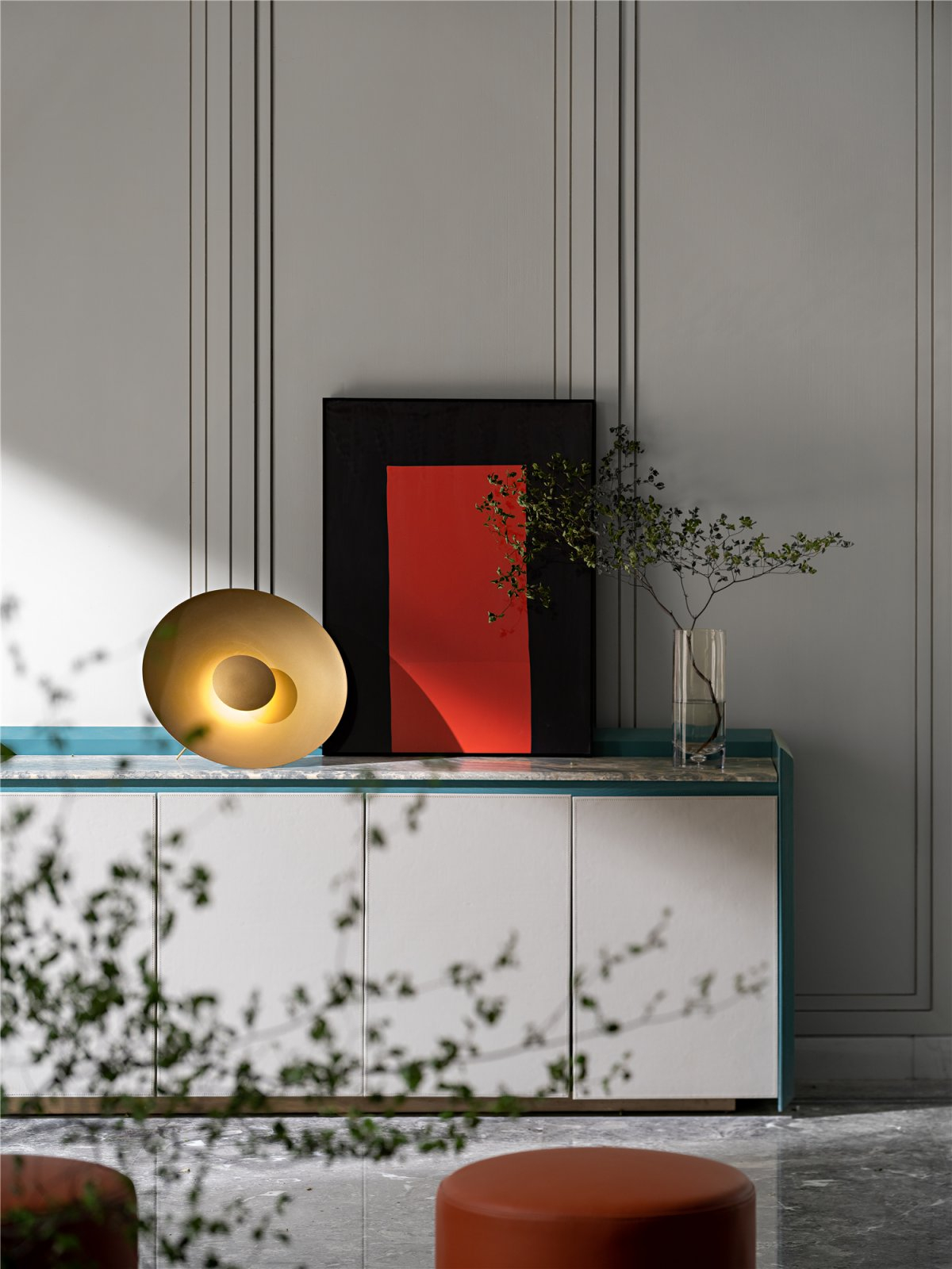 灰色桌子搭配红色花瓶的视觉效果及家装技巧