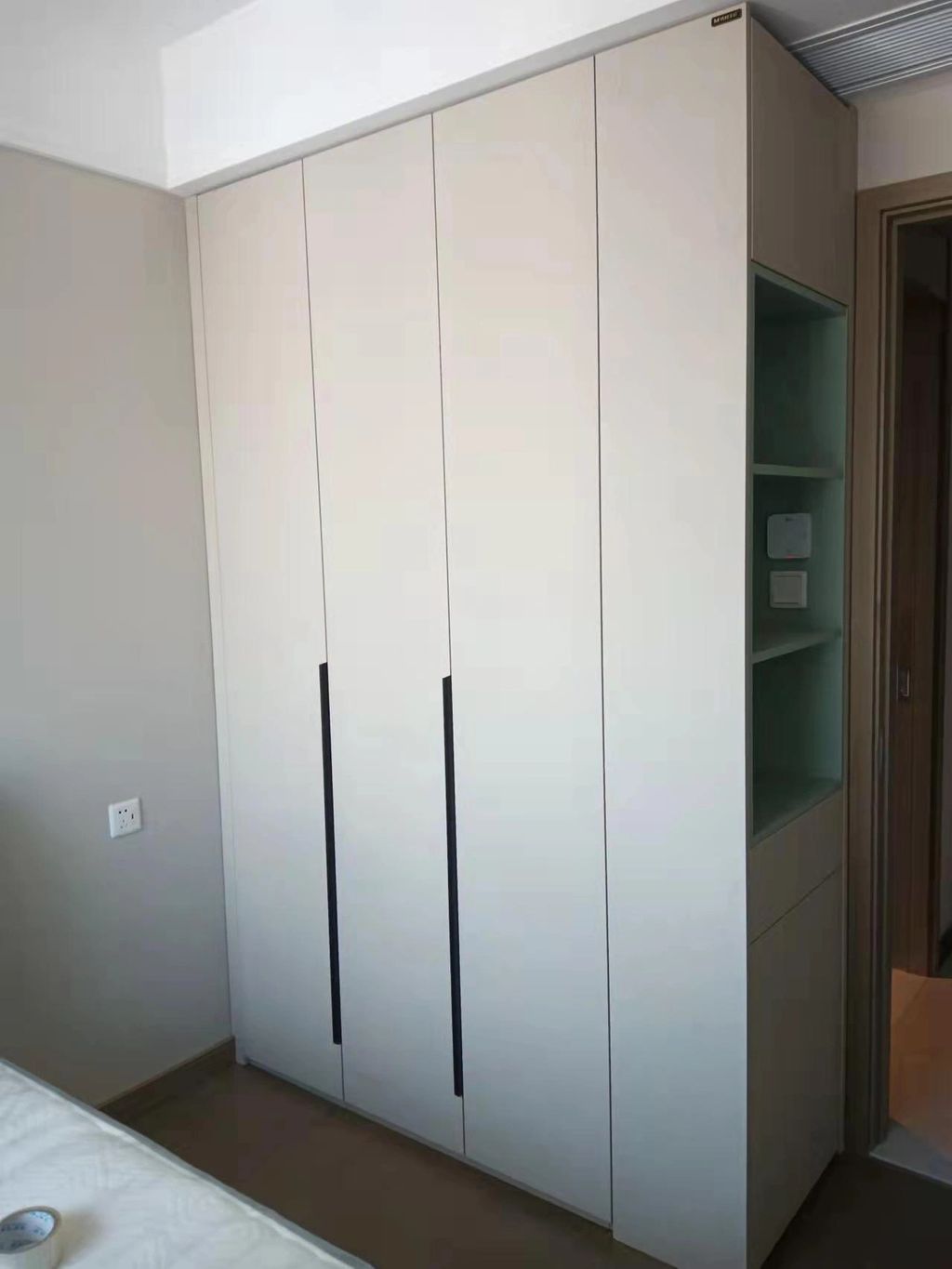 衣柜门选择：深色与浅色哪个更好看？