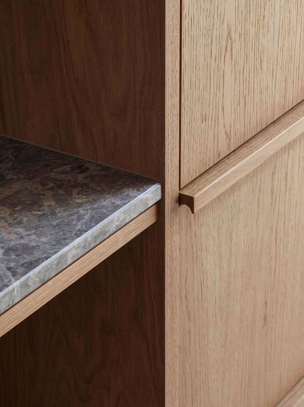 肤感奶茶灰厨房地柜门配什么颜色拉手能更好提升颜值？