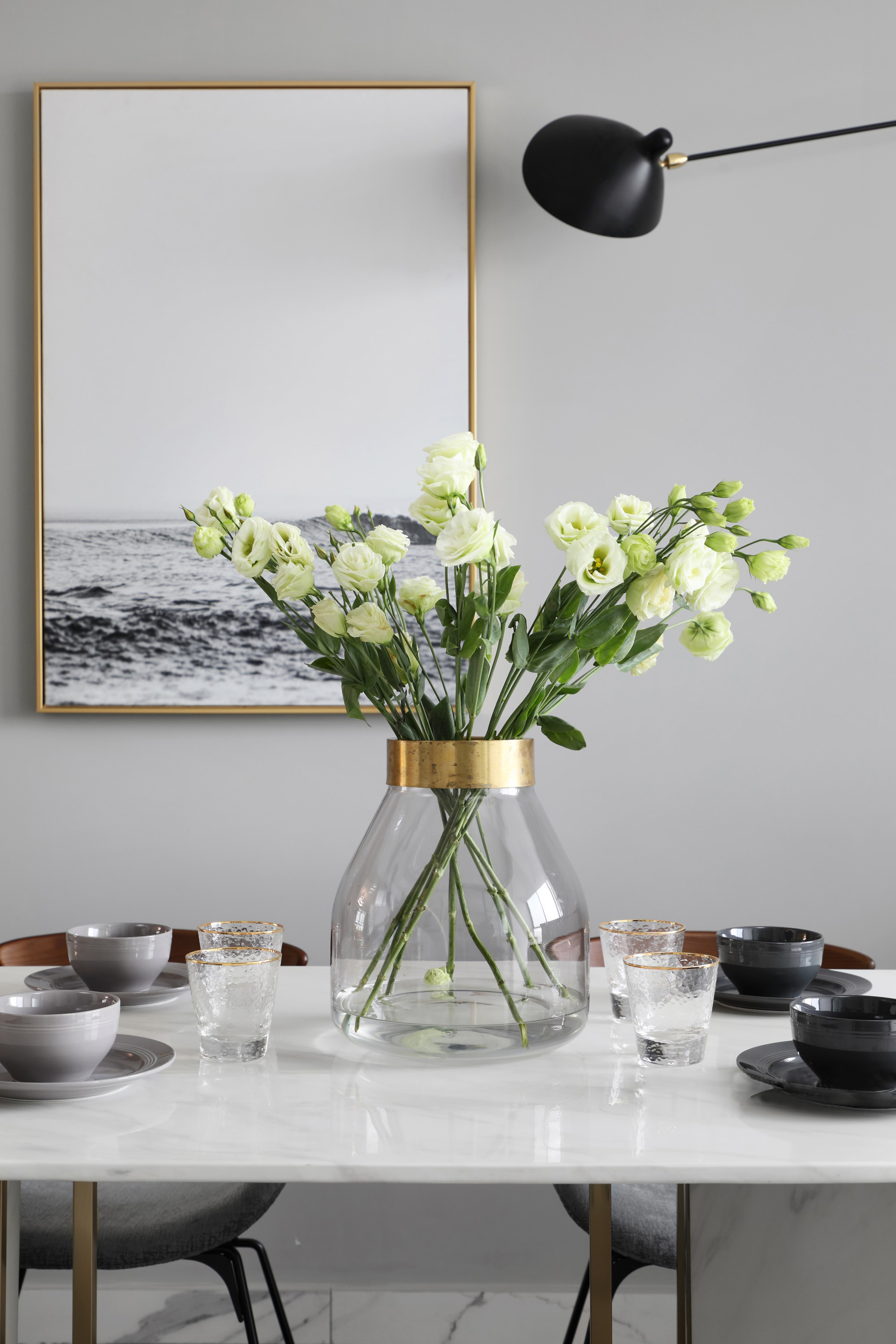 大花瓶上可以用什么装饰更显气派？