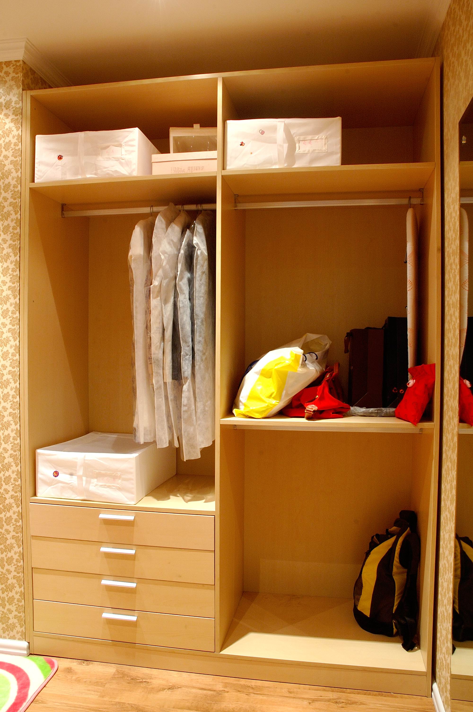 儿童房衣柜内部设计的功能性与美观兼备解决方案