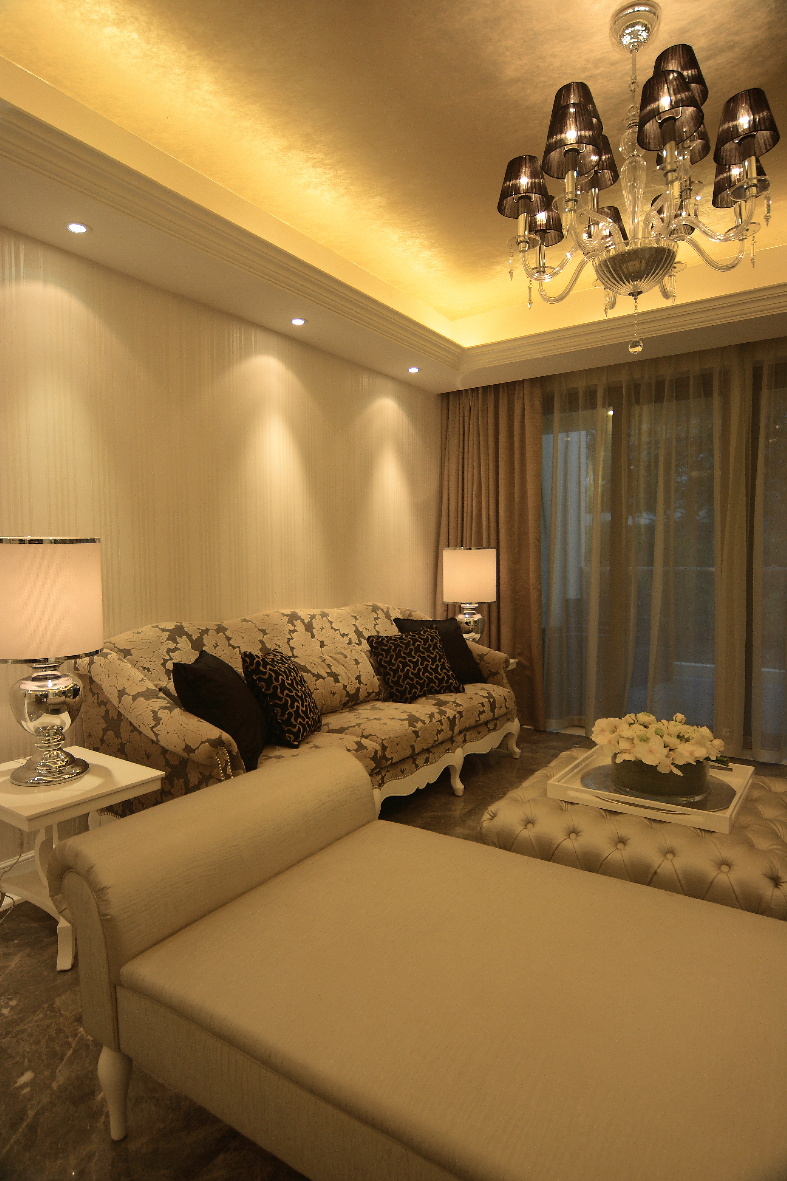 奶茶色窗帘与沙发搭配技巧，让家居更温暖时尚