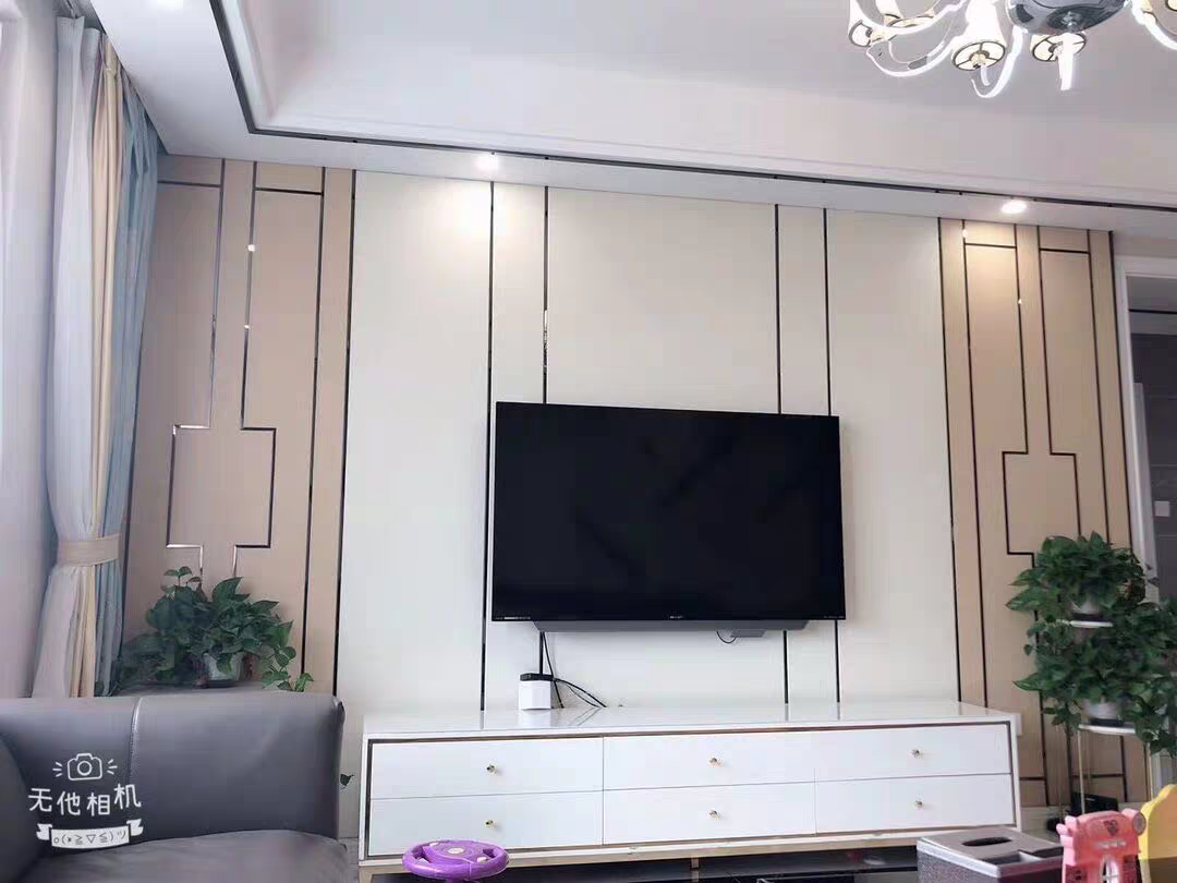 如何在背景墙上安全挂电视？实用技巧揭秘