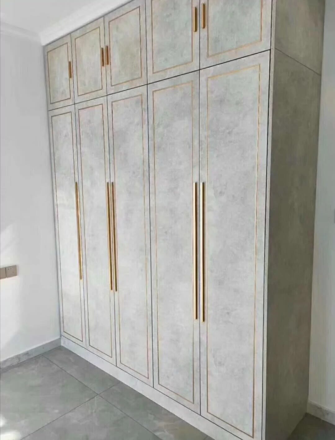 浅灰色地砖与月牙白柜子木门搭配技巧